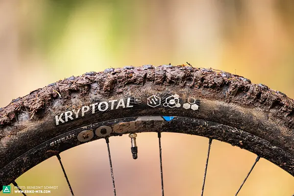 Test elektrokola RAYMON Tarok Ultra s motorem Avinox M2S a baterkou700Wh 