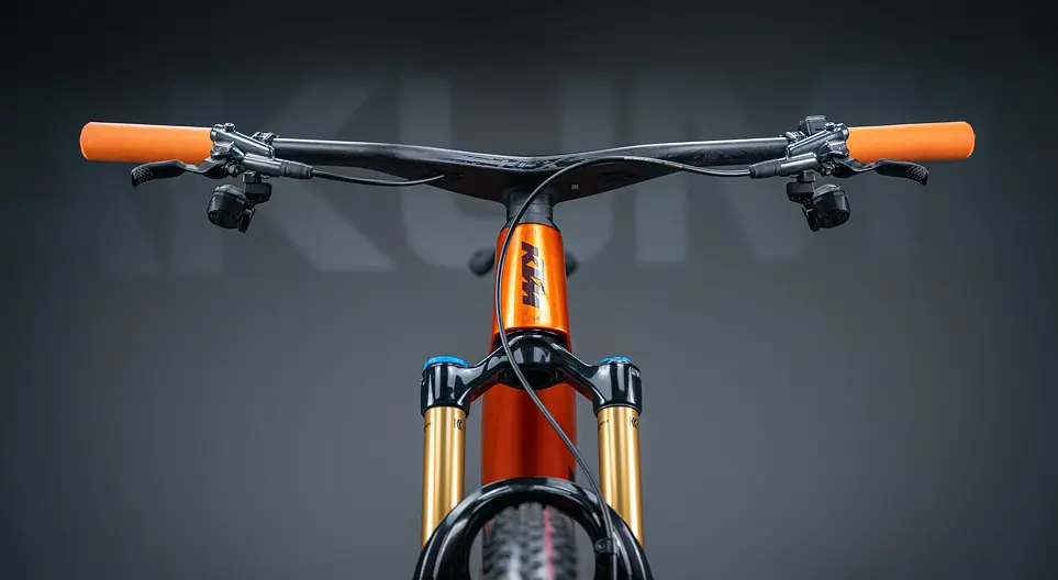KTM Macina Scarp SX Exonic – špičkové lehké e-MTB bez kompromisů