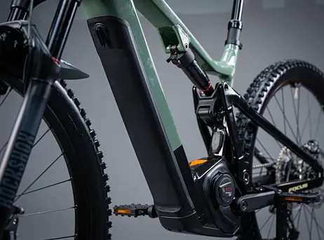 Focus Thron² 6.8 - Mineralgreen glossy/Magicblack glossy