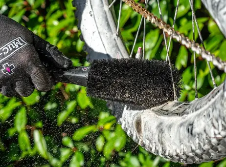 kartáč MUC-OFF Wheel&Component Brush