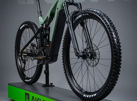 Focus Thron² 6.8 - Mineralgreen glossy/Magicblack glossy