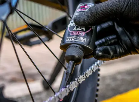 Mazivo s keramikou na řetěz elektrokol - MUC-OFF EBIKE CERAMIC WET LUBE