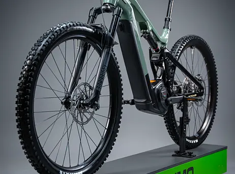 Focus Thron² 6.8 - Mineralgreen glossy/Magicblack glossy